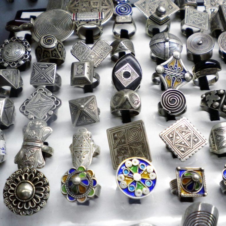 Otoño continuado, ramas de citrino chillón sin clavel. De nuevo marchó sin trigo ni color, sin trino y sin canción se fue 