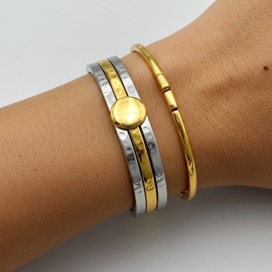 Brazalete de oro, un sueño dorado, en la piel, color, un anhelo amado, reflejos de sol en cada abrazo, tesoro en plata, corazón robado.
