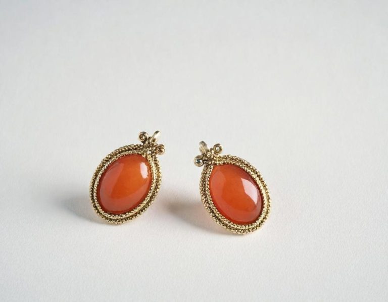 Ámbar, gotas de dulce miel, guirnaldas de concha fina, festón para tu tez, con pendientes de cornalina