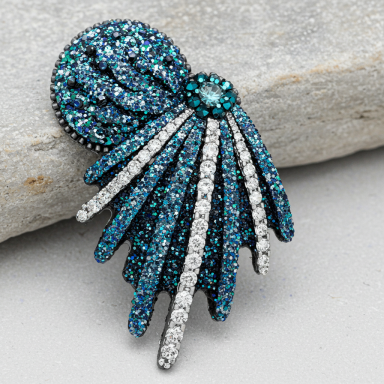 En broche de azurita, dureza y brillo, en un destello azul, la noche sombría, color de raya, trazo sencillo y en mi alma, despierta alegría.