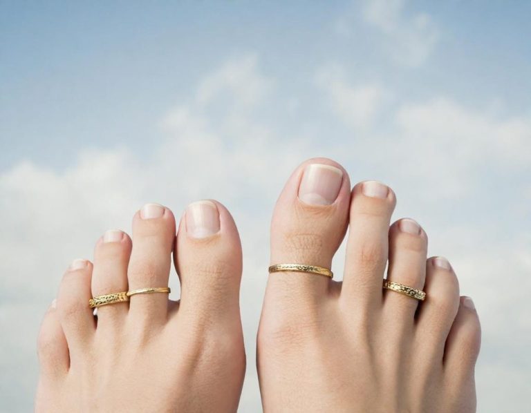 Anillo pie, Dulce posada, sandalias presumidas, 5 brotan en tu planta, piedrecillas, saladas como el mar pisando nubes, corona dellas y ...