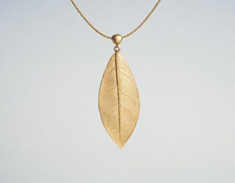 Pétalo de Oro, como abrazado a ti, en tu cuello, pétalo de jazmín por un sueño, gentil, sutil, eterno, noble y doncel de tu deseo