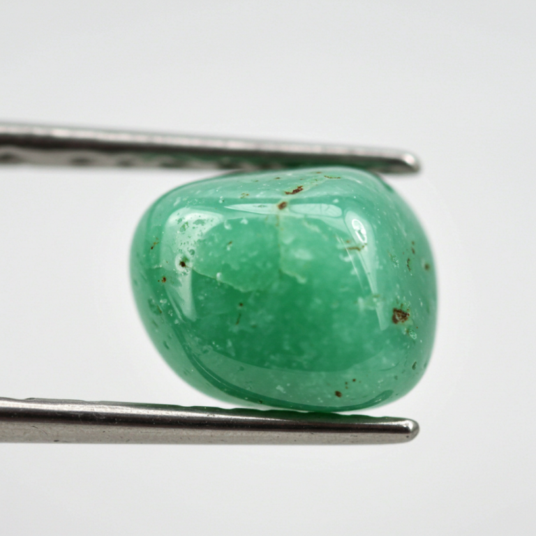 Gema de Crisoprasa de color verde manzana, pulida en forma de canto rodado, cuarzo muy distintivo