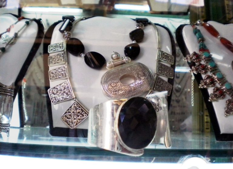 Lazar, sirenas que tan penadas desean, ay caracolas rodadas! ay las niñas sin camino!, que quieren bailar en vueltas tus canillas de olivino