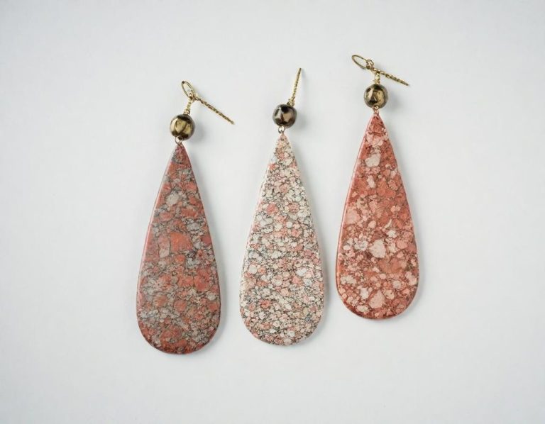 zarcillos de manantial, jaspe y fervor cincelado, son aurora en tu semblante, piruetas de alado matiz, rosa danzante, frenesí, arte y rubor 