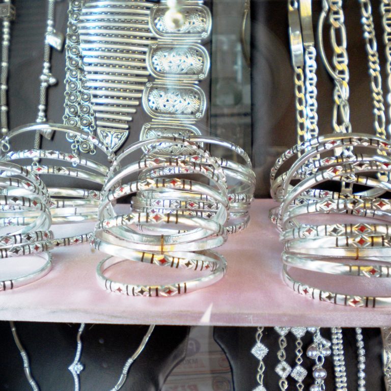 Pulseras delicadas de Plata. Símbolo de elegancia discreta y versatilidad. Diseños modernos para uso diario y ocasiones.