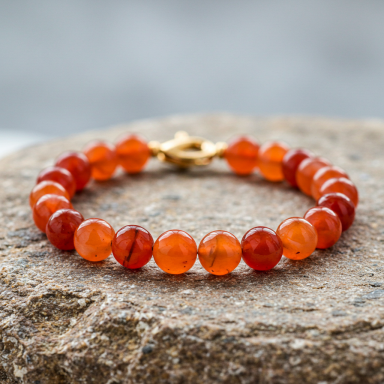 En el crepúsculo, cornalinas naranjas abrazan tu pulsera, un suave rosa en cuarzo rojo, intenso, éter soñado de primavera. 