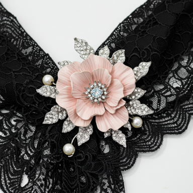 Broche de flor, susurro en tela, beso de amor en tu mantilla vuela, romántico encuentro en cada puntada, adorno en tu ropa esmerada.