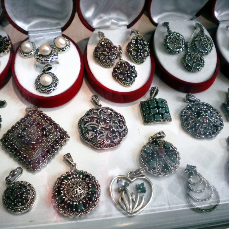 Lienzo, serenas piedras que cuarzo estremece de ensueño, hermanas de esperanza, amuletos de pulsera, bellas crisoprasas de amor sin freno