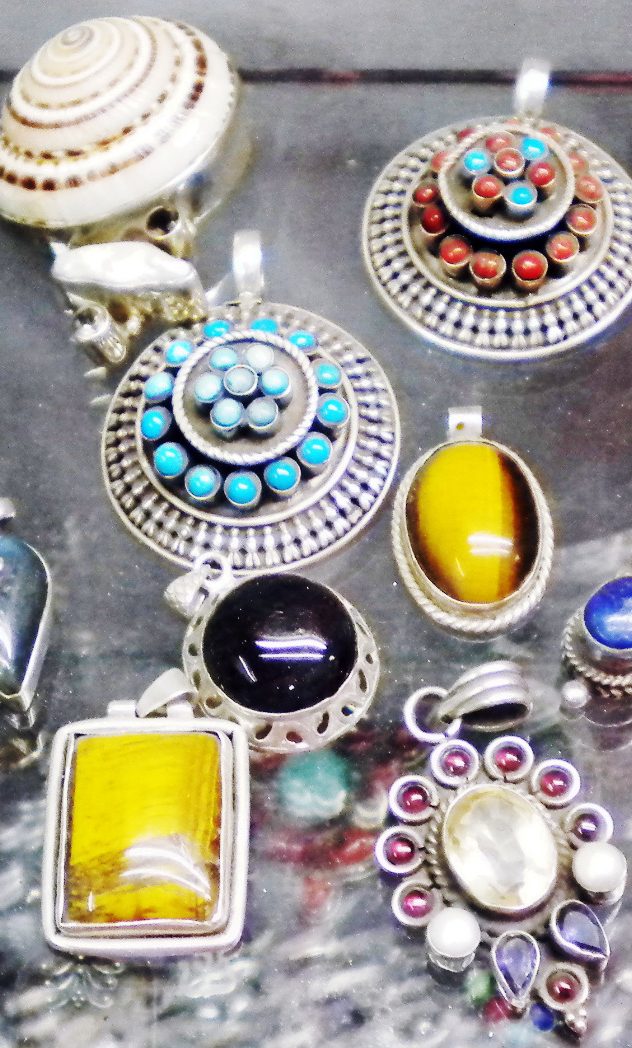 Broche continuado, rendido al tierno zaffre que inspira tu horquillado, triunfante en calma, pulido el lienzo de un diamante avasallado