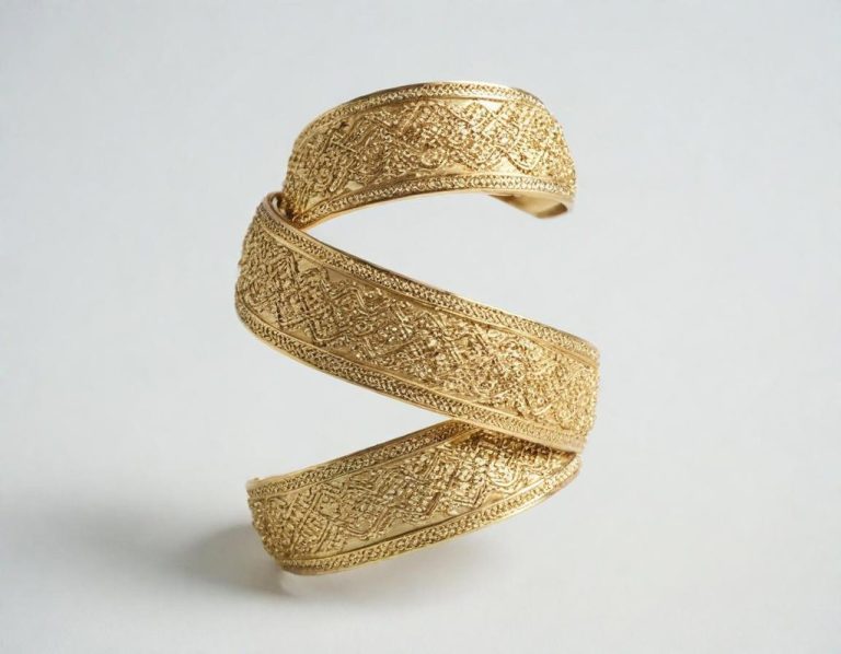 Trencera, suerte en tu trenza colmada, de pelo y de tercio dorado, cuán galante en ti mimada, arrebol de tu hilvanado