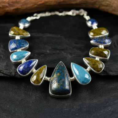 Tejido con gemas, tu poema; collar de andalucita refleja tu ser y en cada faceta brilla romántica, quiastolita en tí, y brazalete en agua.