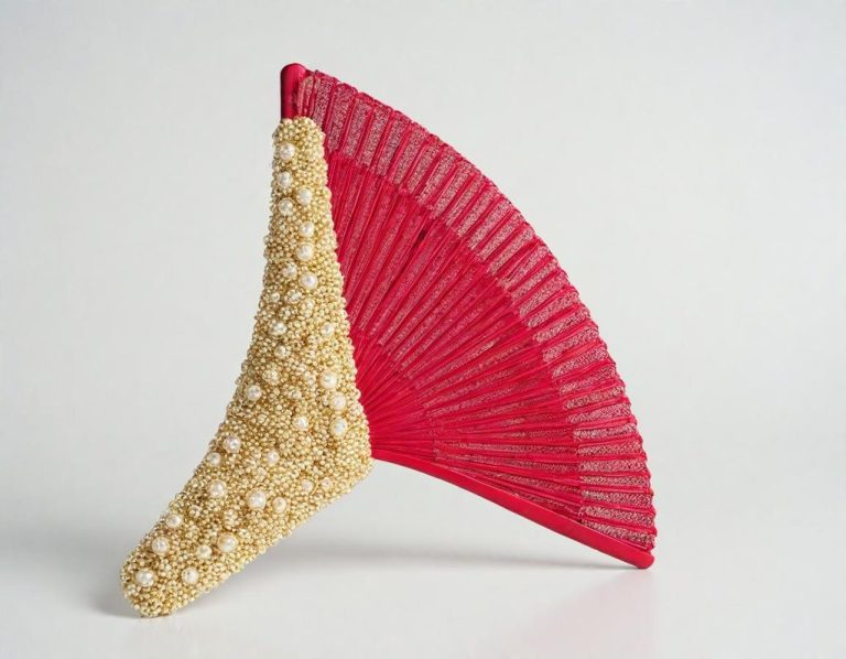 Madreperla y sonrojadas mejillas, para el carmín no hay más gozo, que engalanar tu sonrojo, con madreperla y peinilla