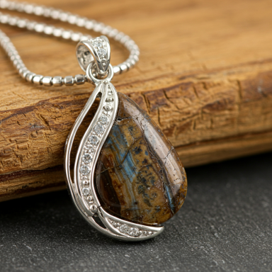 En el silencio nocturno, ojos de gato marrón, dulce centro en piedra azul, testigo en un amor profundo de juventud.