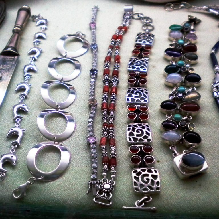 Ventisca continuada, su temple alivia el éter violentado con ternura, por ventura transgredido, inerme en tu sonrisa  manque arríe