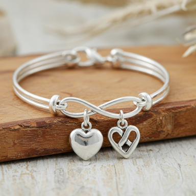 Plata te acaricia con delicadeza, corazón colgante, pulsera valiente en el infinito eterna, promesa pura dije, belleza.