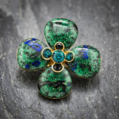 En cada secreto aventurina de amor, verde susurra eterno querer, azul profundo, fiel resplandor, el negro en sombra, dorada flor.