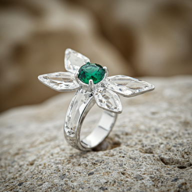 Cabujón de esmeralda cristal, vuelo infinito, reflejo de luz, amor en tu anillo, en la quietud de la noche, un suspiro, un latido. 