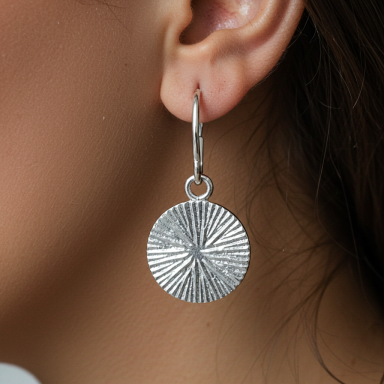 De plateados susurran, versos de amor, suave trazo en su encanto, y en cada pieza, tu flor