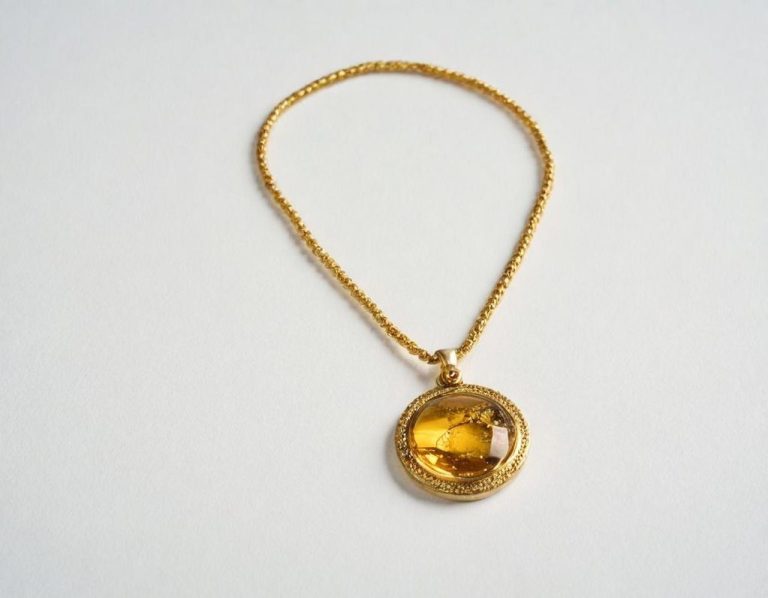 Cuarzo Amarillo, que el terso arrecife en lustrina, lustre el coral ambarado, que ha varado en ti deriva, como mimosa en el prado